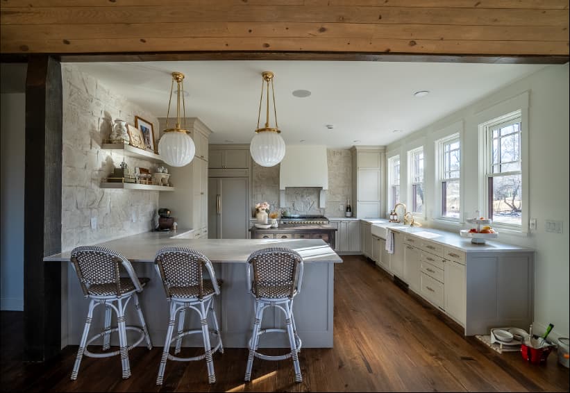 Modern traditional kitchen by Fork River Construction